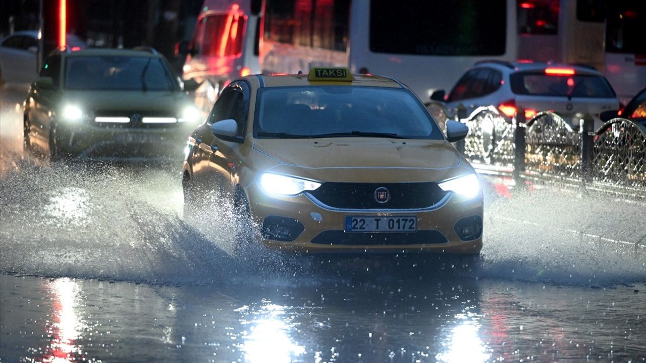 Trakya'da Sağanak Yağış Hayatı Etkiliyor