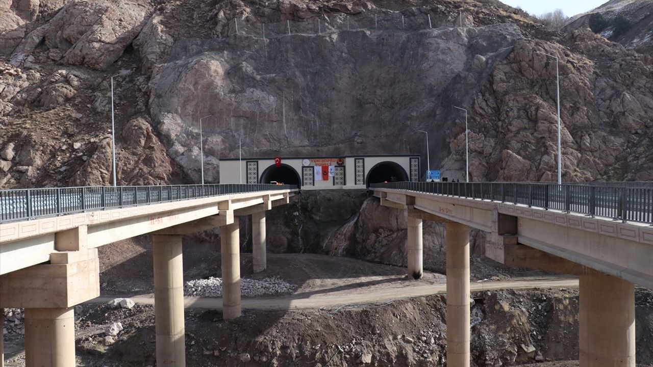 Ulaştırma Bakanı Uraloğlu'ndan Hakkari Yeniköprü Tüneli İncelemesi