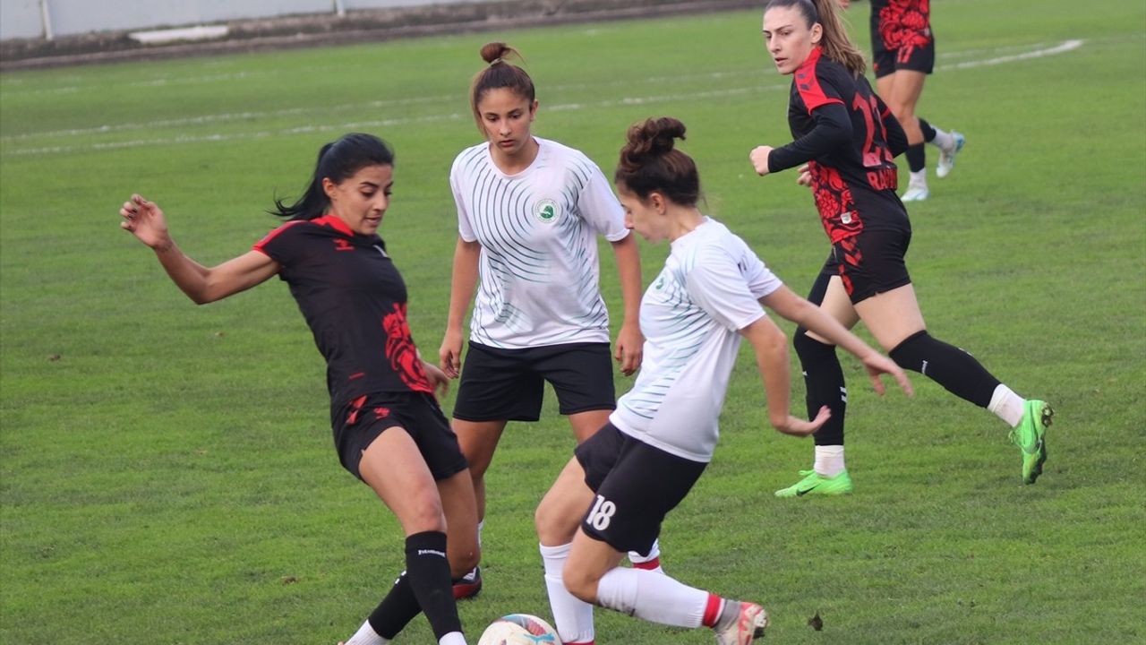 Ünye Kadın Futbol Takımı, Çekmeköy Bilgidoğa'yı 3-0 Geçti