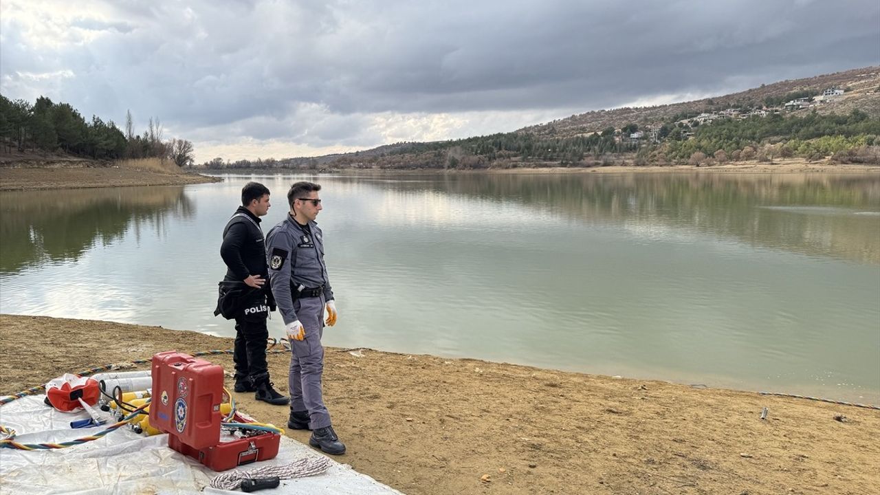 Uşak'ta Kaybolan Gökhan Tokay için Gölette Arama Çalışmaları Devam Ediyor