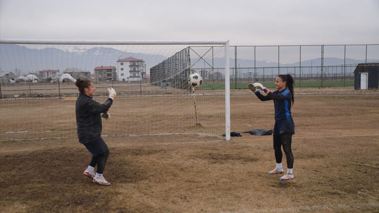 Yüksekova Spor'un Başarılı Kalecisi Şeymanur Hapaç