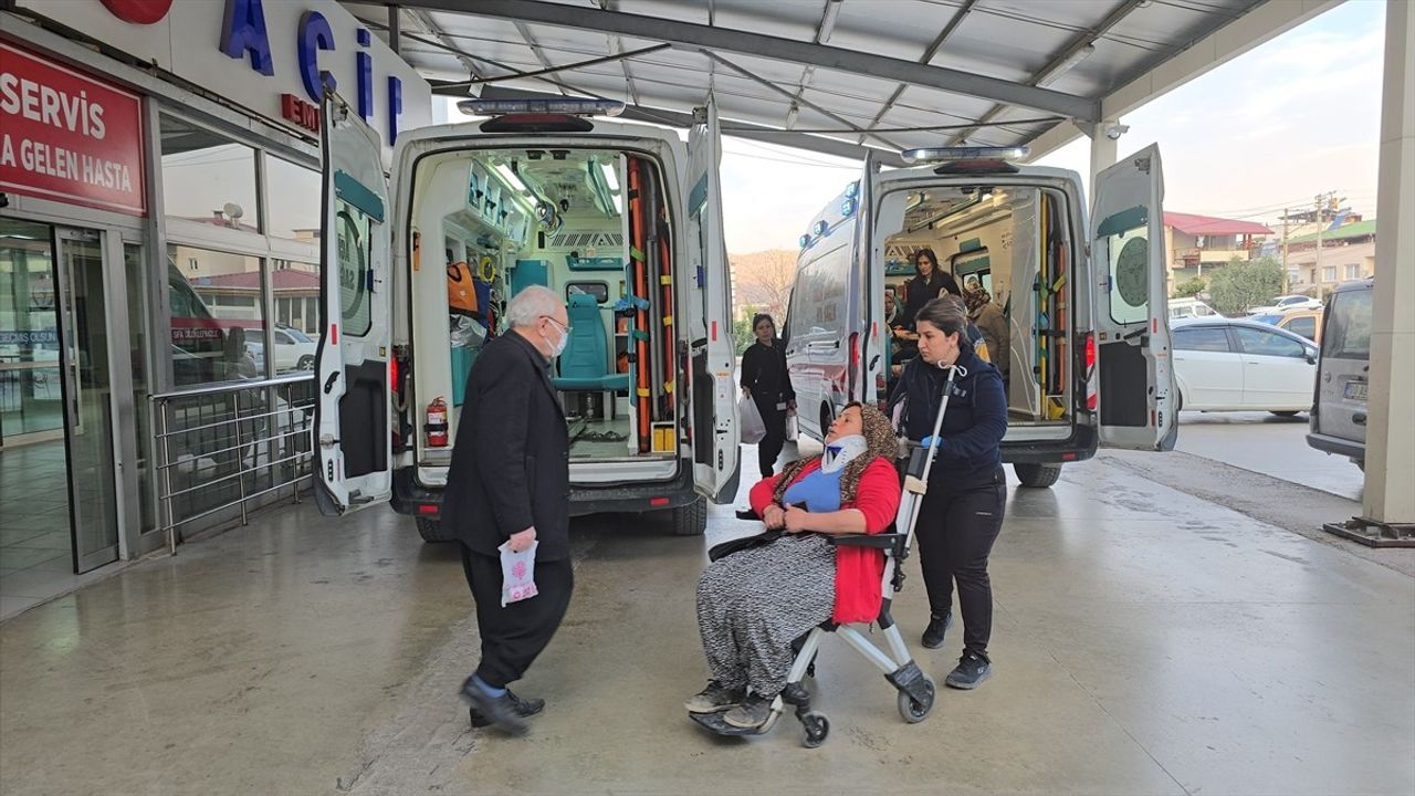 Adana'da Çukura Düşen Otomobilde 5 Yaralı