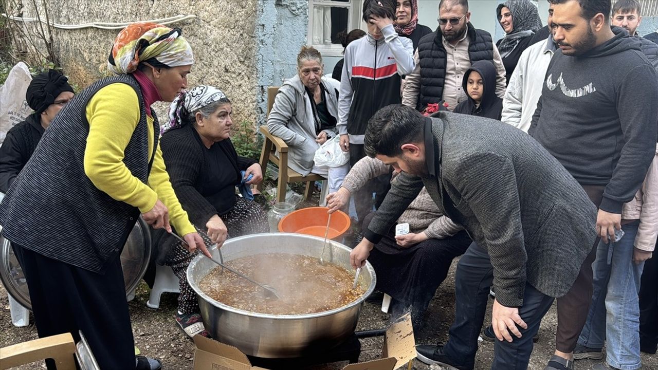 Adana'da Ferdi Tayfur Anısına Helva Dağıtımı