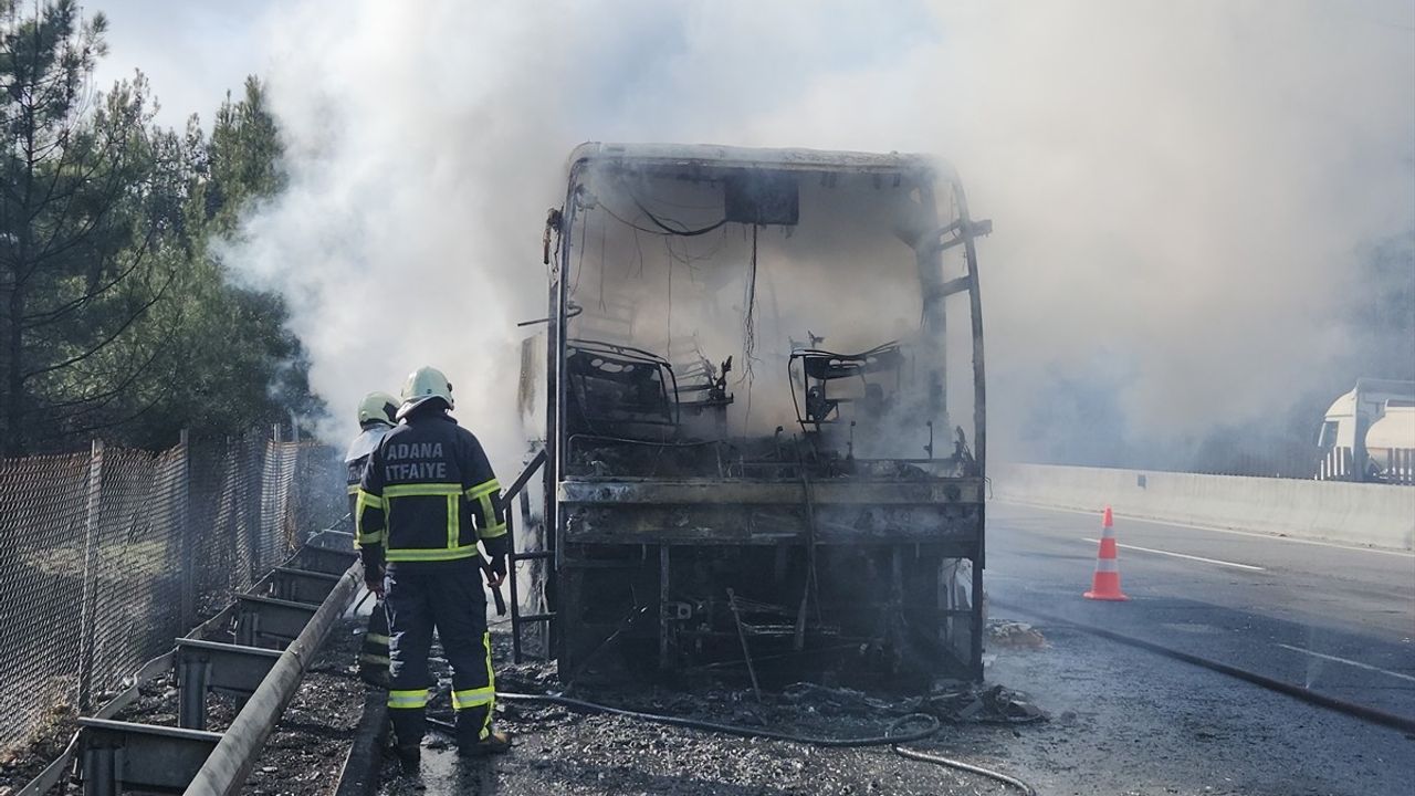 Adana'da Seyir Halindeki Yolcu Otobüsü Yandı