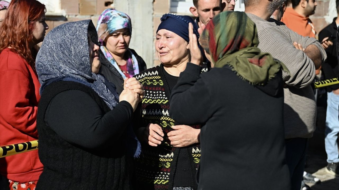 Adana'da Üç Aile Üyesi Bıçaklanarak Hayatını Kaybetti