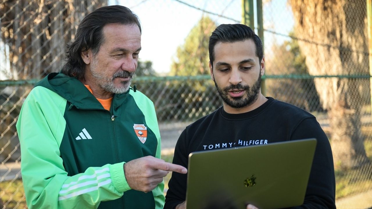 Adanaspor'un Teknik Direktörü Yusuf Şimşek, 'Yılın Kareleri' Oylamasında