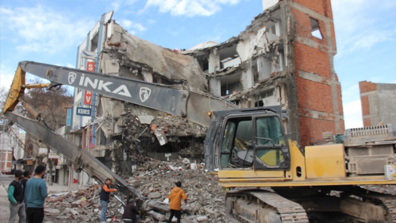 Adıyaman'da Deprem Sonrası Hasarlı Binaların Yıkımı Devam Ediyor