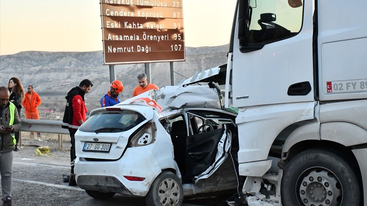 Adıyaman'da Tanker ve Otomobil Çarpıştı: 3 Ölü, 4 Yaralı