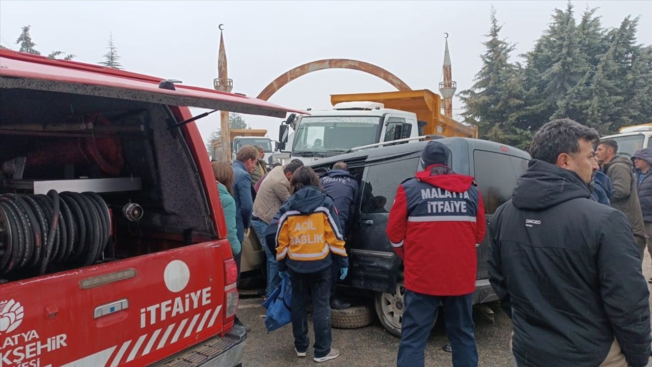 Akçadağ'da Kamyon-Hafif Ticari Araç Çarpıştı: 3 Yaralı