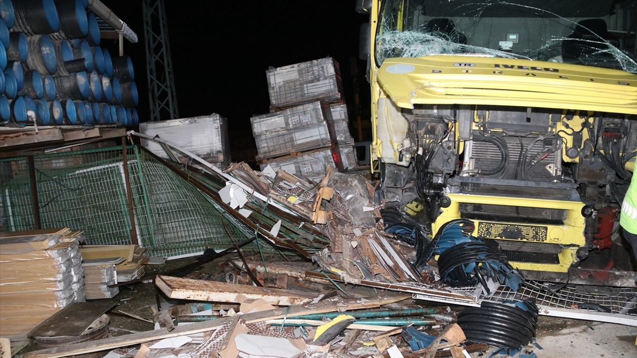 Amasya'da Çekici, İnşaat Malzemesi İşyerine Girdi