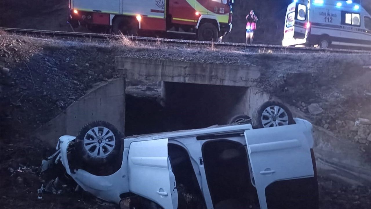 Amasya'da Hafif Ticari Araç Devrildi, 8 Yaralı