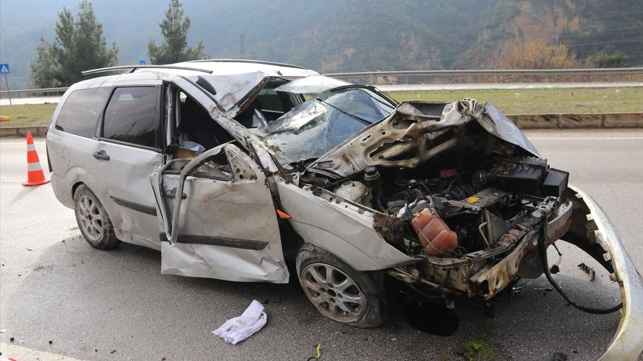 Amasya'da Otomobil Devrildi: 4 Yaralı