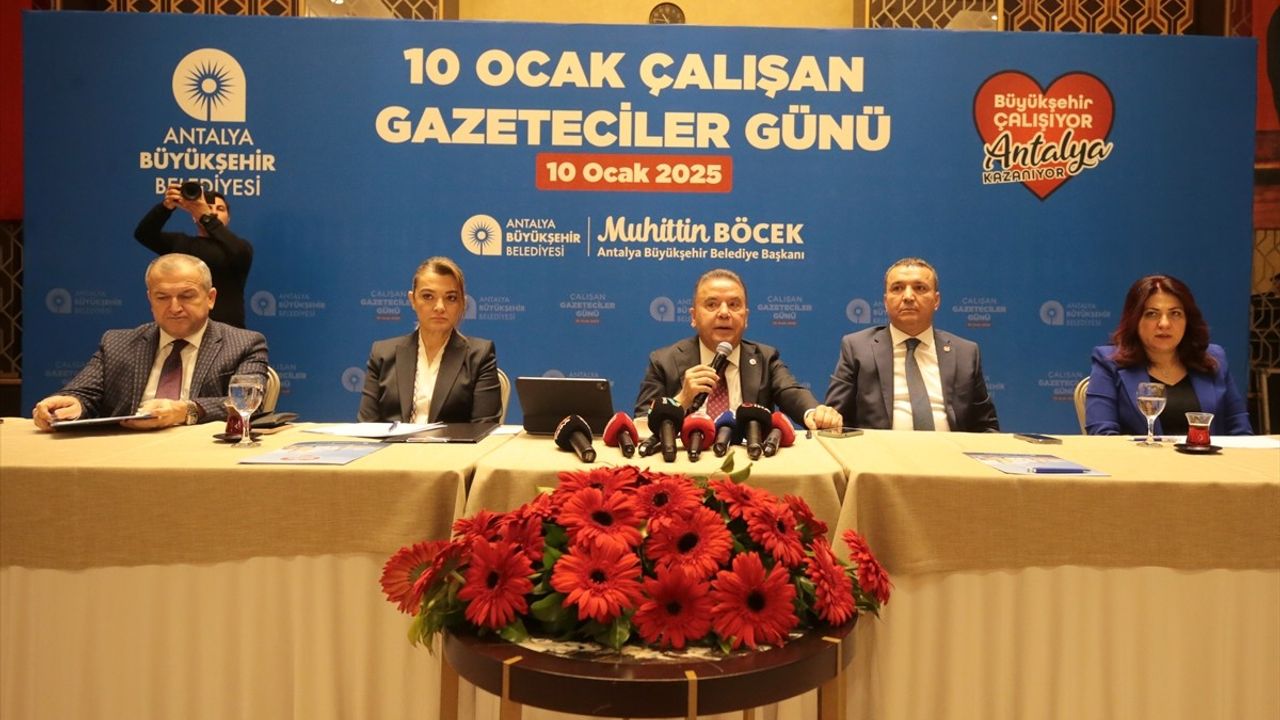 Antalya Büyükşehir Belediye Başkanı Böcek'ten Gazetecilere Destek Açıklamaları