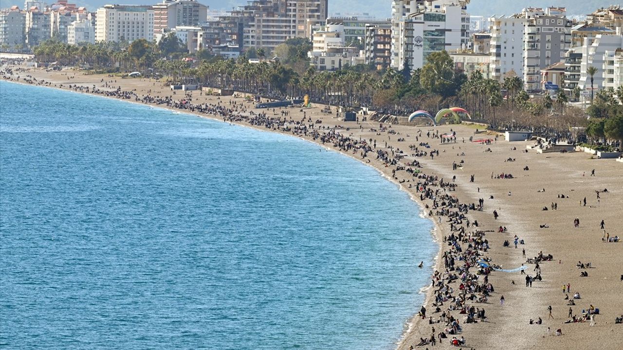 Antalya'da Güneşli Hava Sahillerde Kalabalık Oluşturdu