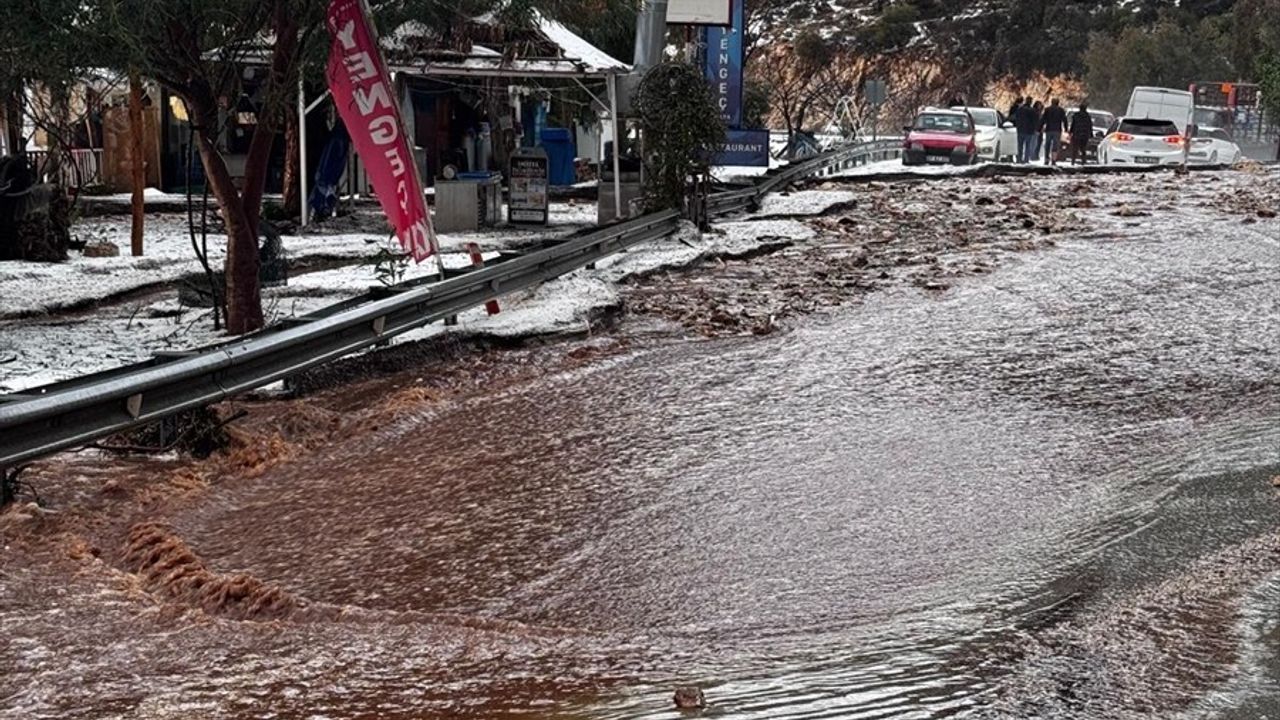 Antalya'da Sağanak ve Dolu Etkisi