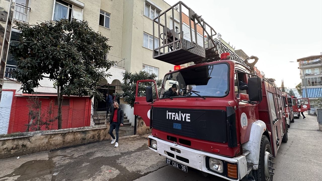 Antalya'da Yangın: İki Kişi Dumandan Etkilendi