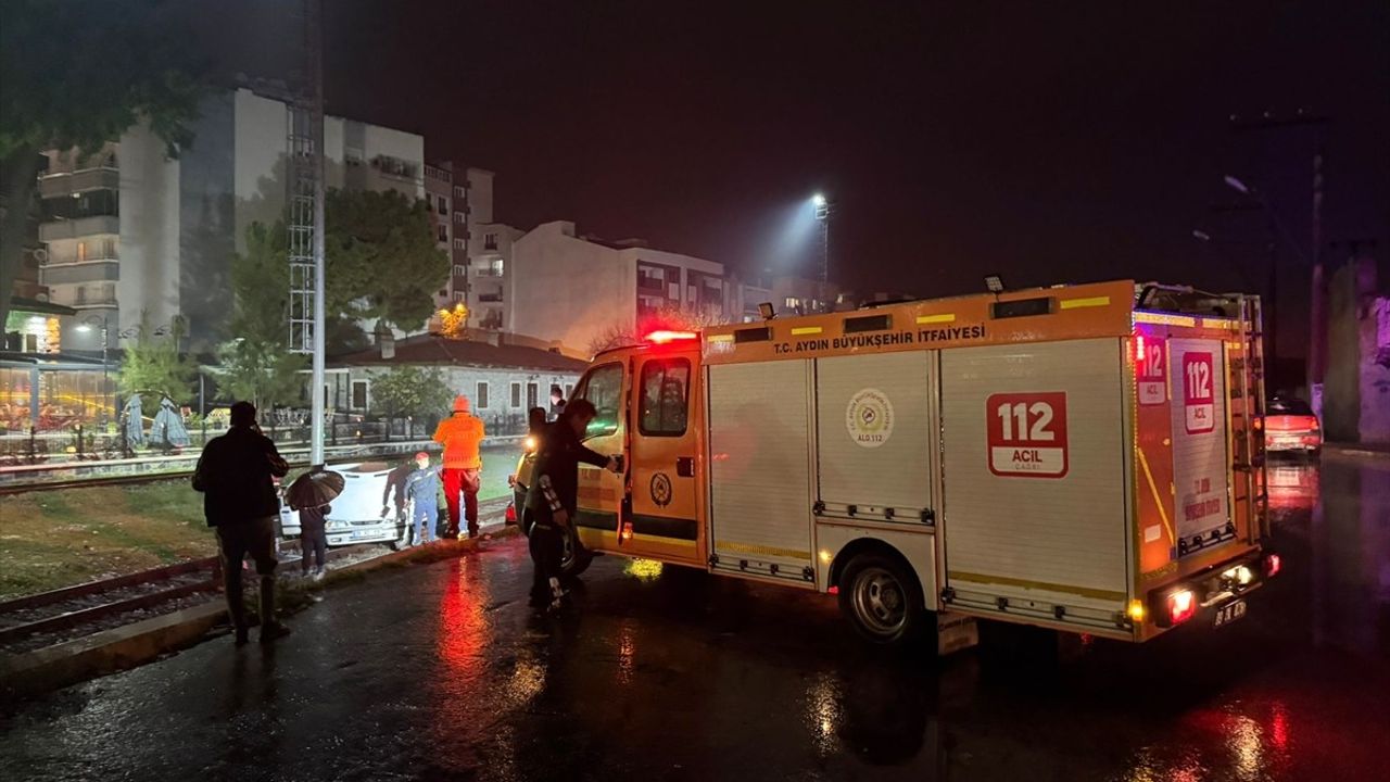 Aydın'da Otomobilin Tren Raylarına Düşmesi Güvenlik Kamerasında Kaydedildi