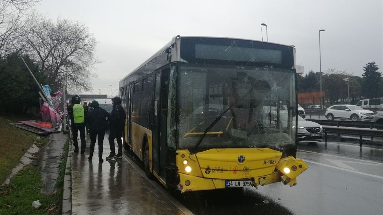 Bahçelievler'de Kontrolden Çıkan İETT Otobüsü Kazaya Neden Oldu