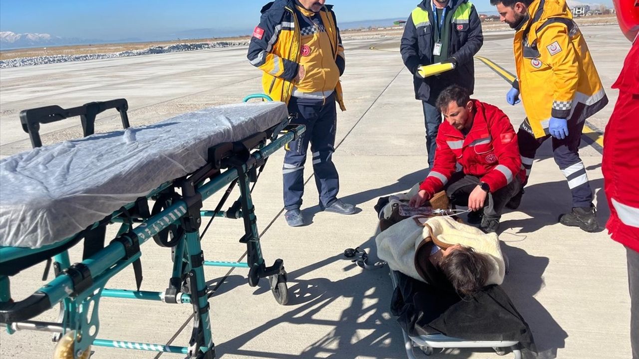 Bahçesaray'daki Çocuk Rahatsızlığıyla Van'a Sevk Edildi