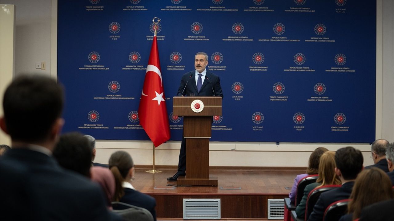 Bakan Fidan Genç Diplomatlarla Buluştu