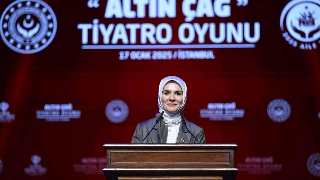 Bakan Göktaş, Devlet Himayesindeki Çocukların 'Altın Çağ' Tiyatro Oyununu İzledi
