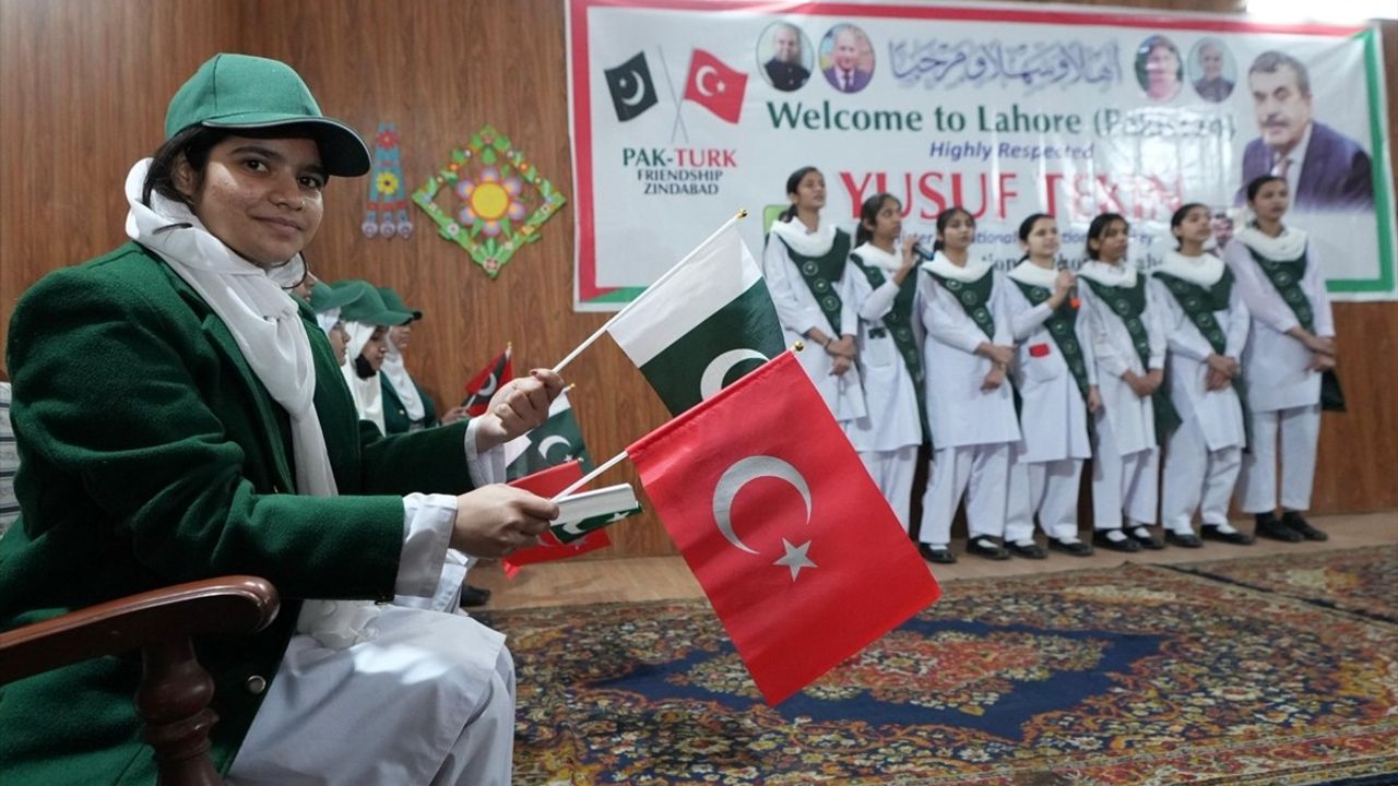 Bakan Yusuf Tekin, Pakistan'daki Kız Lisesini Ziyaret Etti