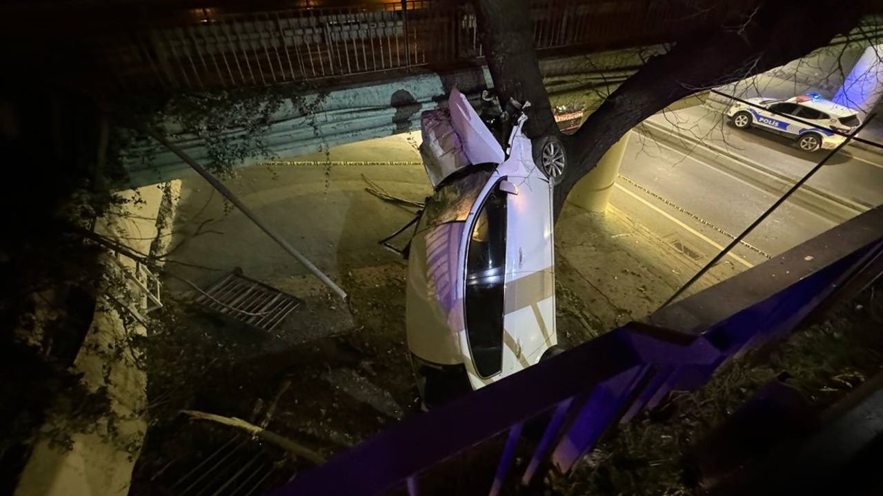 Bakırköy'de Viyadükten Düşen Otomobilin Sürücüsü Yaralandı