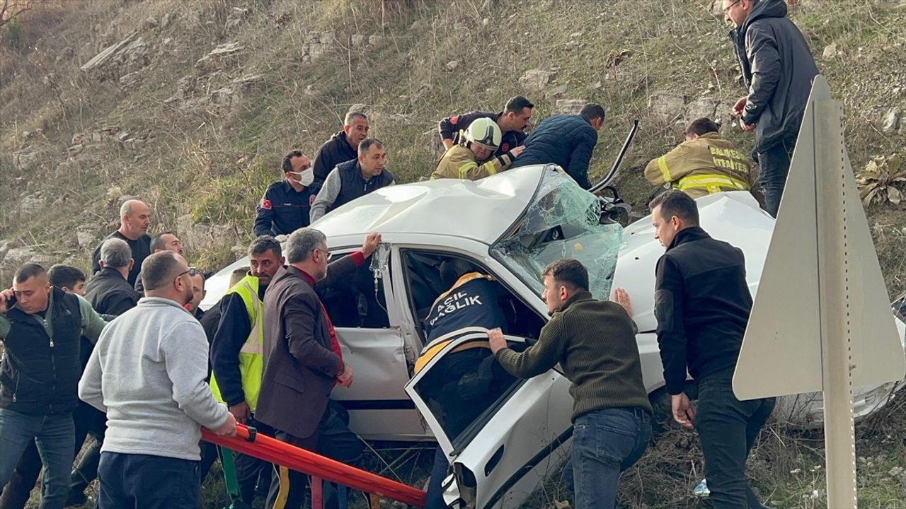 Balıkesir'de Minibüs-Otomobil Kazası: 2 Ölü, Çok Sayıda Yaralı