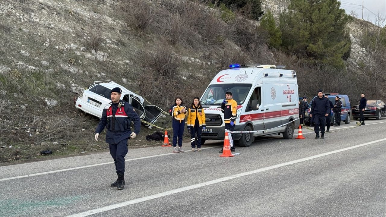 Balıkesir'de Minibüs ve Otomobil Çarpıştı: İki Kayıp