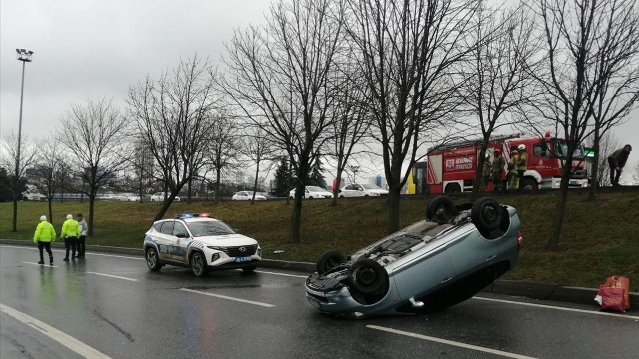 Başakşehir'de Ters Dönmüş Otomobilden Yara Almadan Kurtuldular