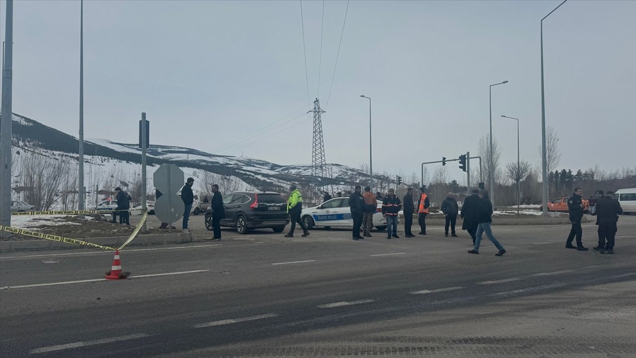 Bayburt'ta Arıza Yapan Aracın Sürücüsüne Çarpan Cip Kazası