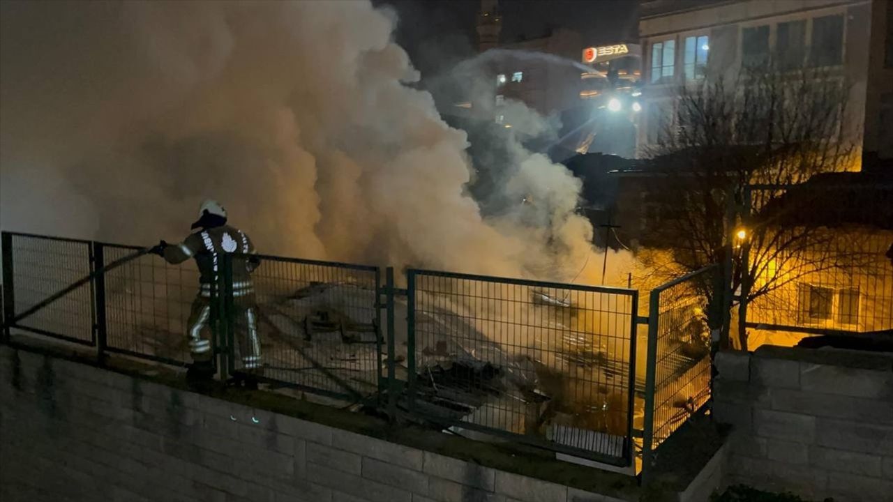 Beyoğlu'nda Üç Gecekonduda Yangın