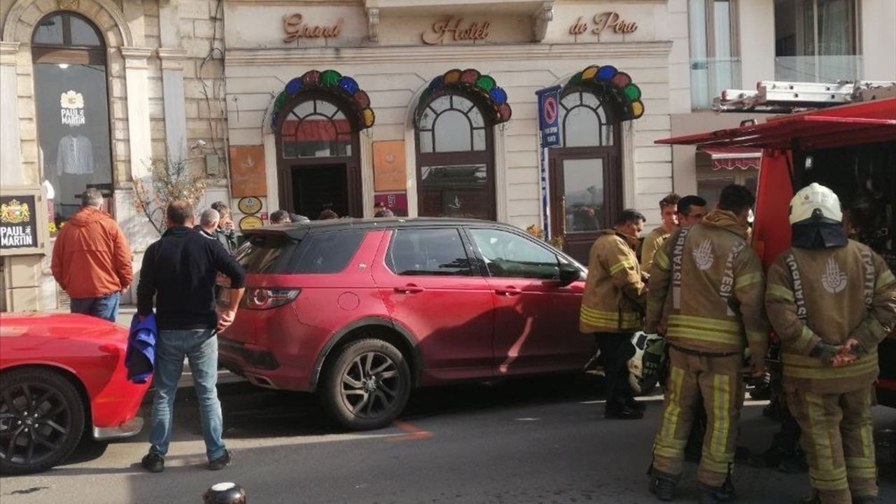 Beyoğlu'ndaki Otelde Yangın Paniği