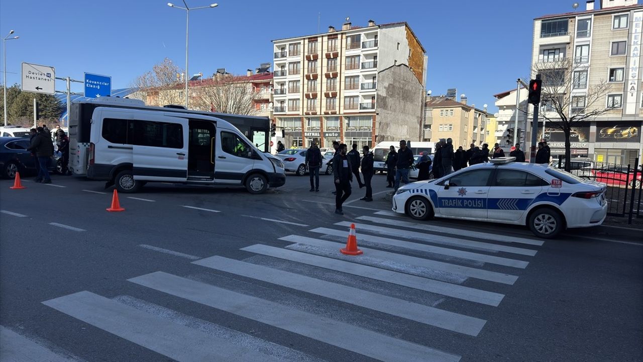 Bingöl'deki Trafik Kazasında Polis Memuru Yaralandı