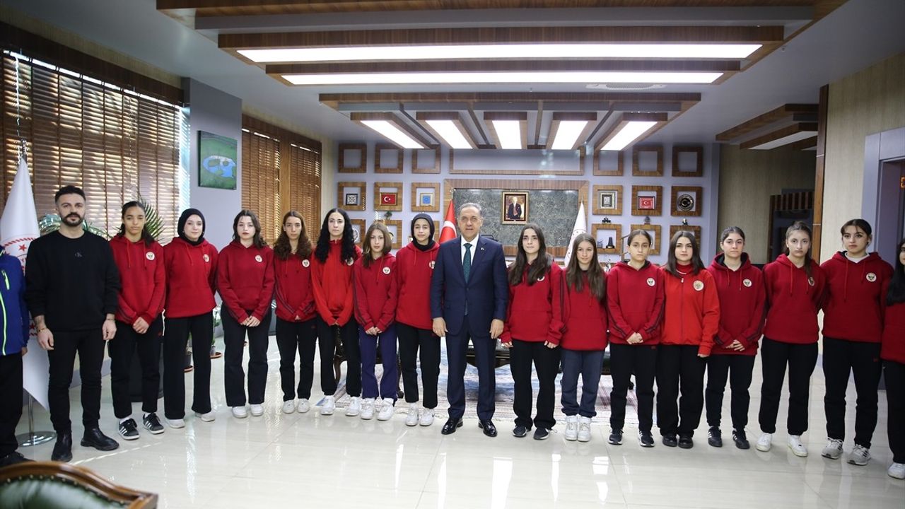 Bingöl Valisi Usta, Kadın Hentbol Takımı oyuncularını makamında ağırladı