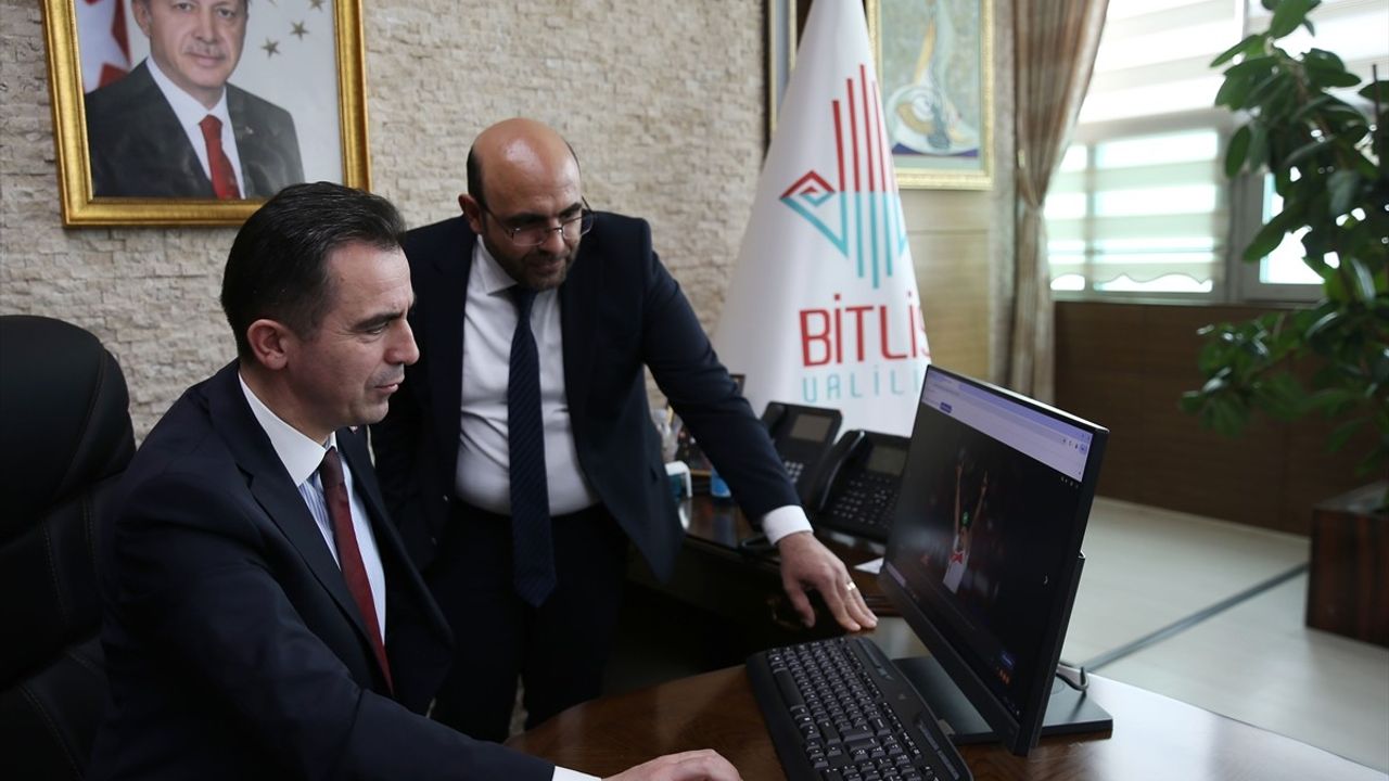 Bitlis Valisi Ahmet Karakaya, Anadolu Ajansı'nın Yılın Kareleri Oylamasına Katıldı