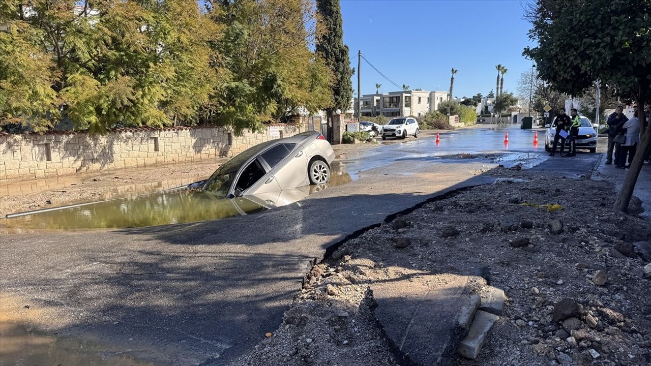 Bodrum'da Patlayan Su Hattı Sonucu Çukura Düşen Sürücü Kurtarıldı