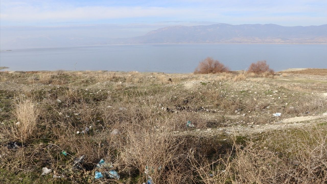 Burdur Gölü'nde Su Kaybı ve Atık Kirliliği Tehlikesi