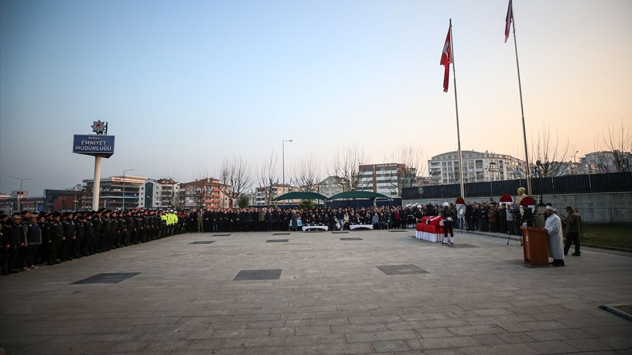 Bursa'da Trafik Kazasında Hayatını Kaybeden Polis Memurunun Eşi Kızıyla Hayata Tutunuyor