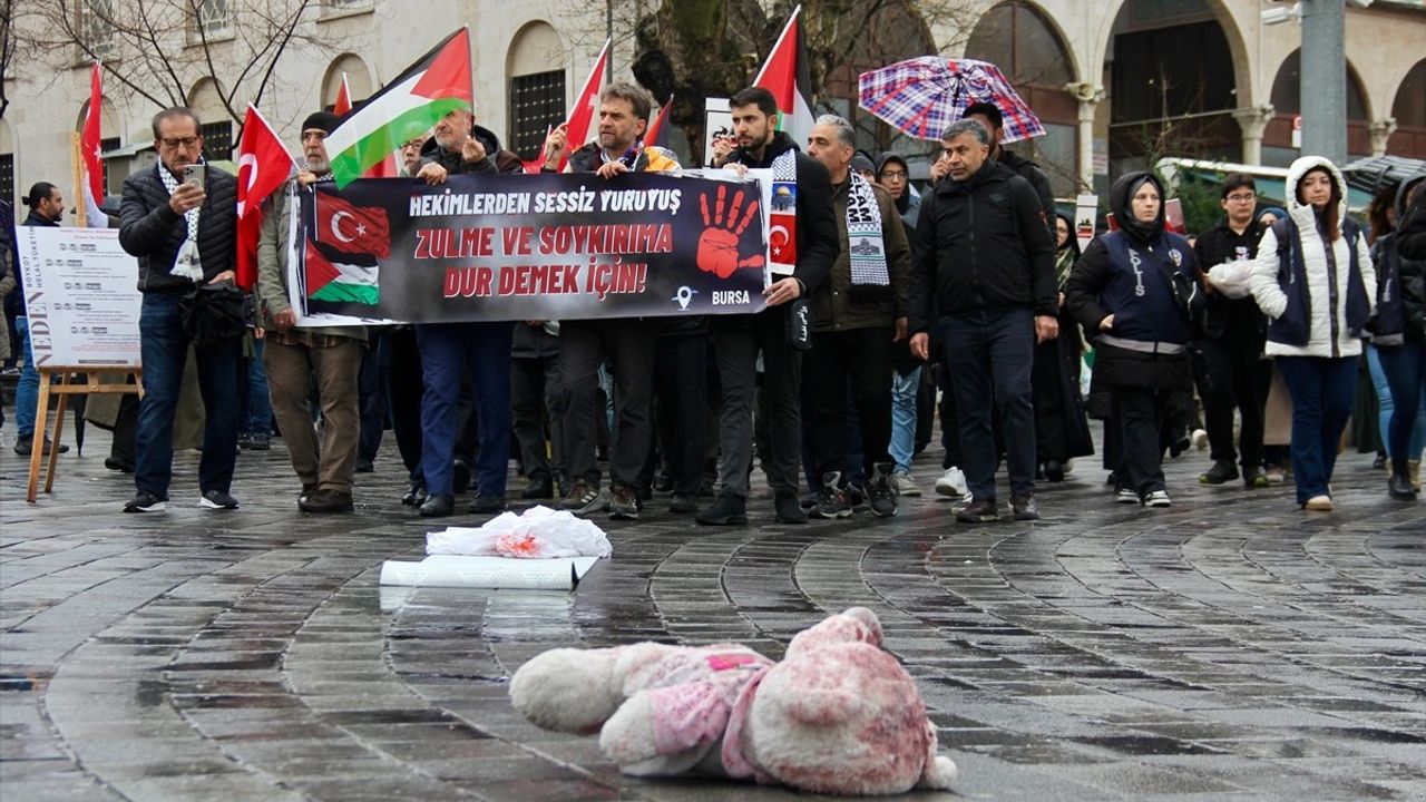 Bursa Sağlık Çalışanlarından Filistin'e Destek Yürüyüşü