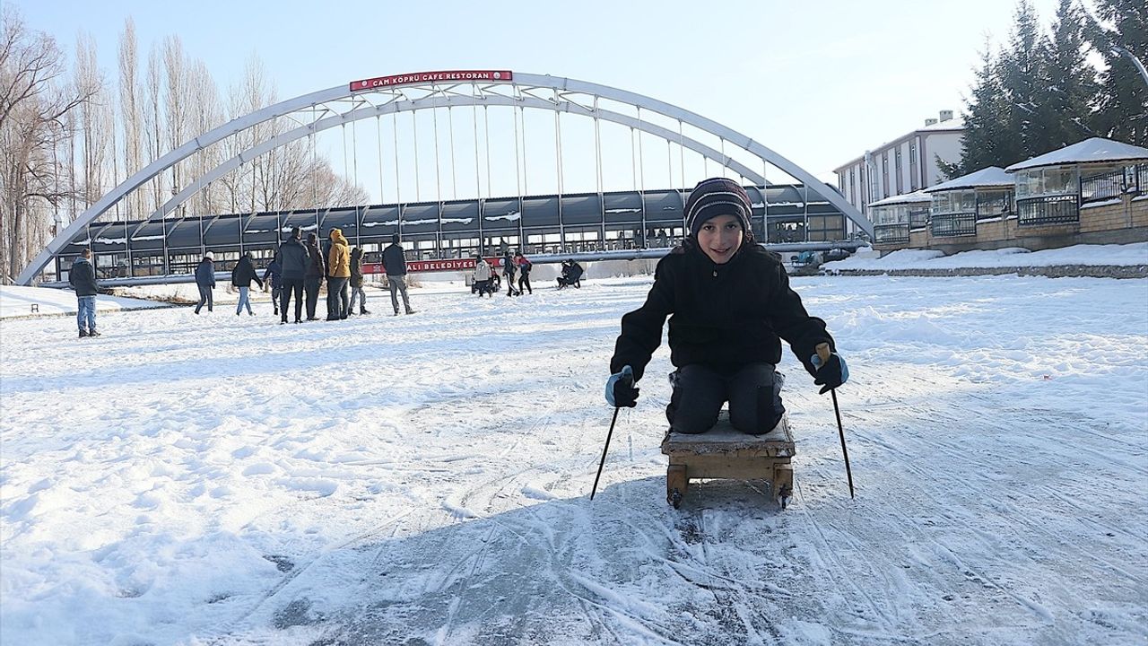 Buz Tutan Çoruh Nehri'nde Kızak Eğlencesi