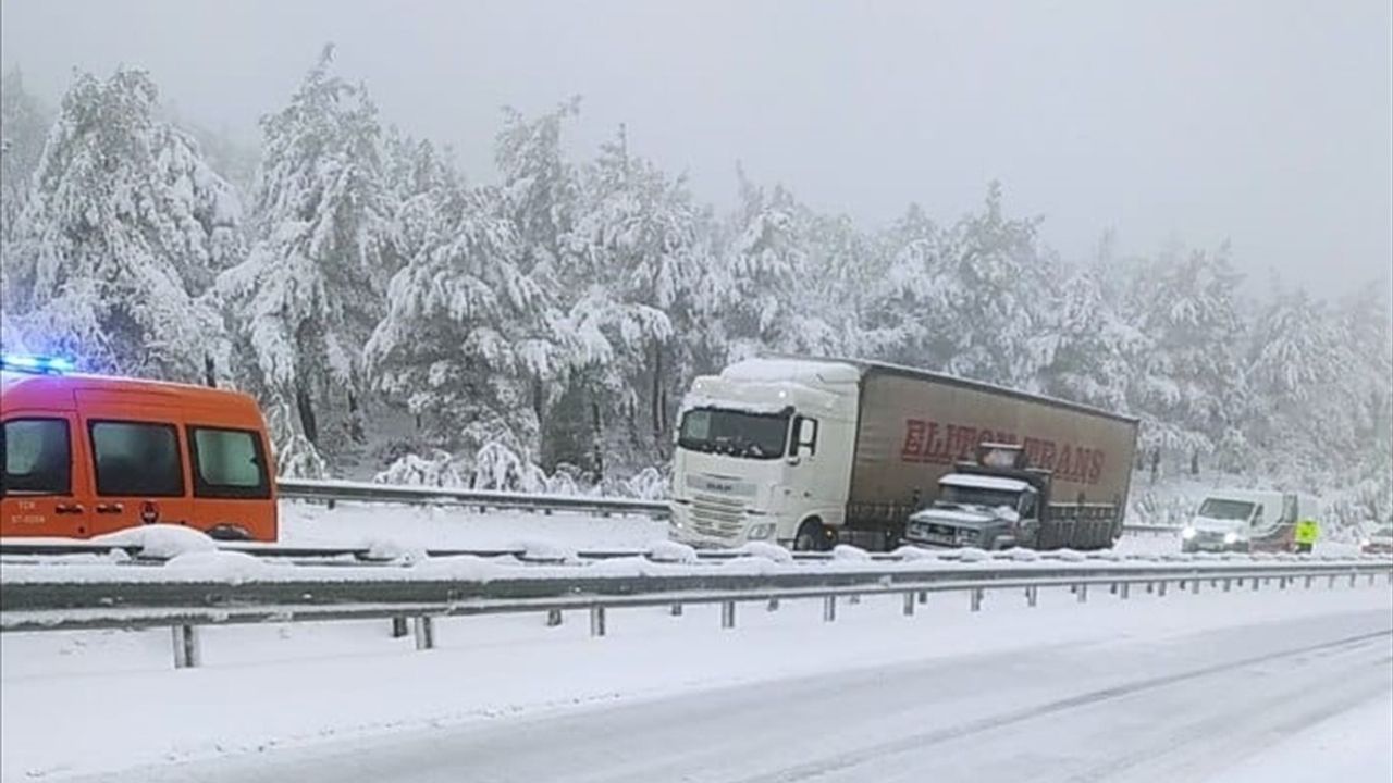 Çanakkale Korudağ Mevkisinde Kar Yağışı Sürücüleri Zorluyor