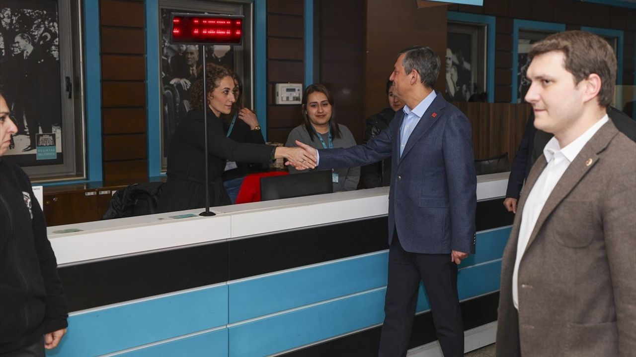 CHP Genel Başkanı Özgür Özel Beşiktaş Belediyesi'ni Ziyaret Etti