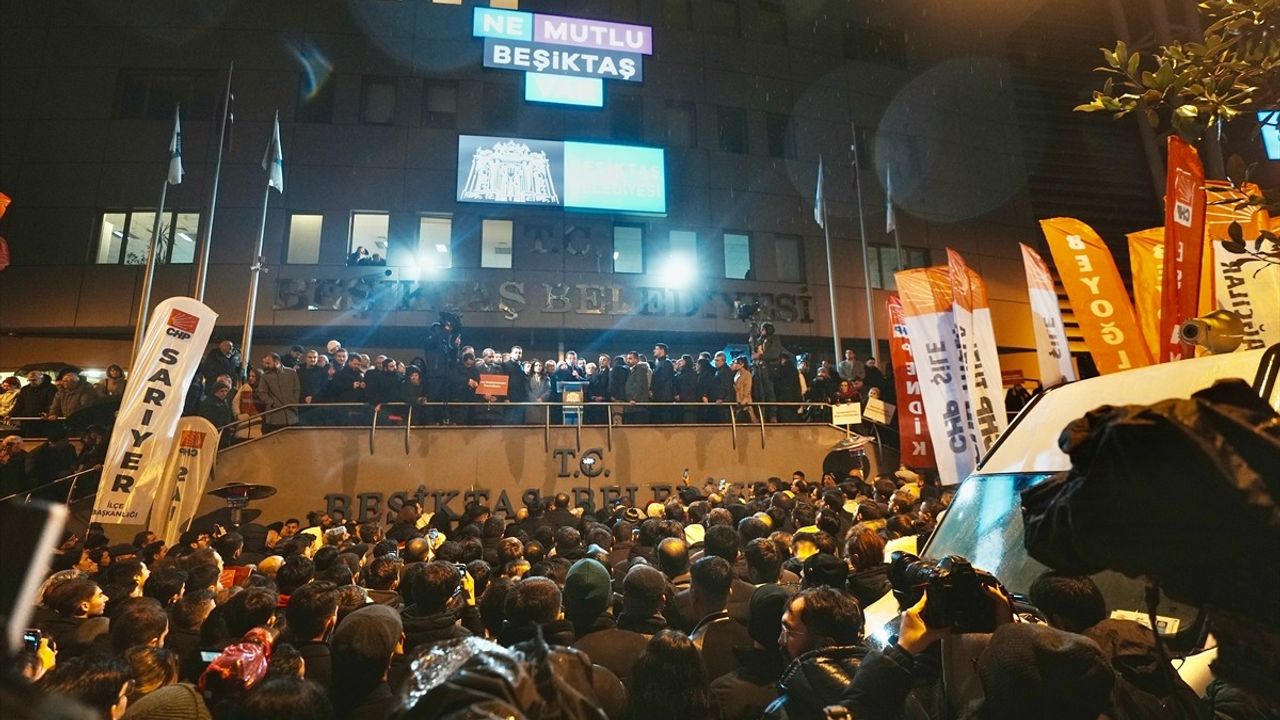 CHP Genel Başkanı Özgür Özel, Beşiktaş Belediyesi Önünde Açıklamalarda Bulundu