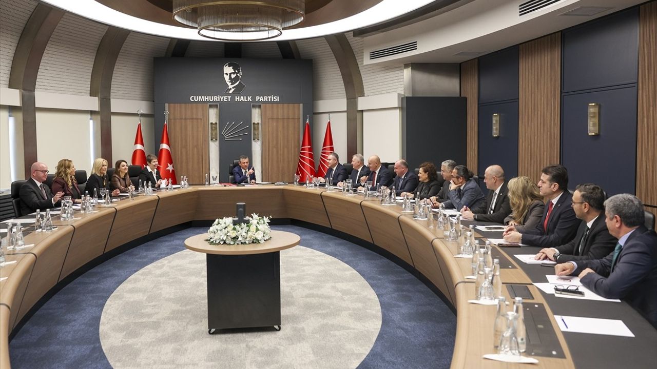 CHP Genel Başkanı Özgür Özel, Türk Eczacıları Birliği Heyetini Ağırladı