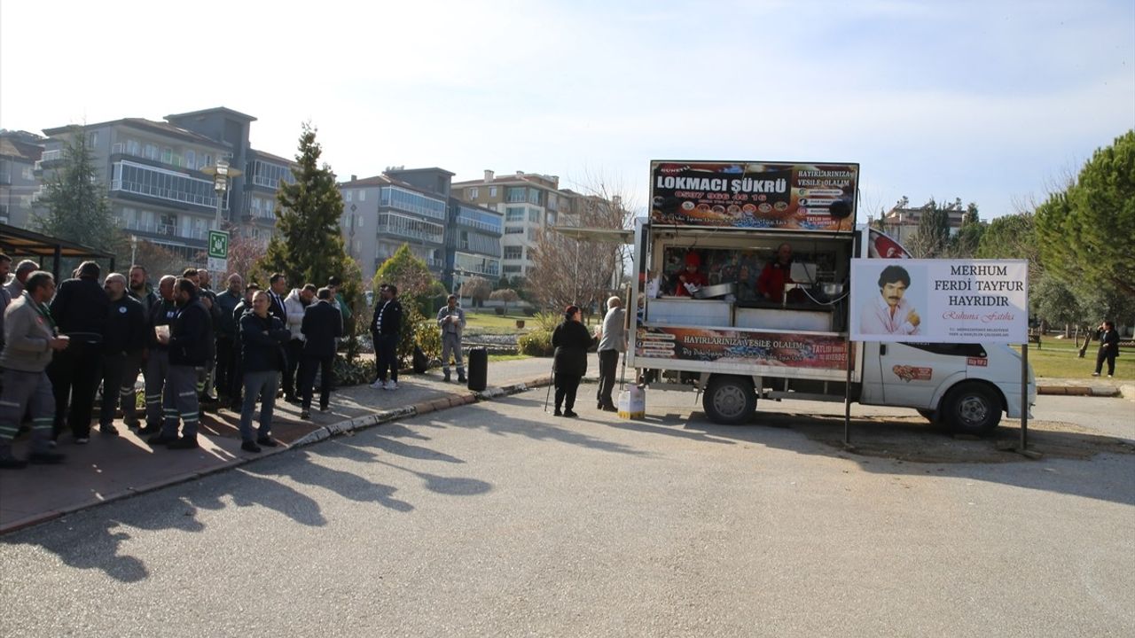 Denizli'de Ferdi Tayfur İçin Lokma Dağıtıldı