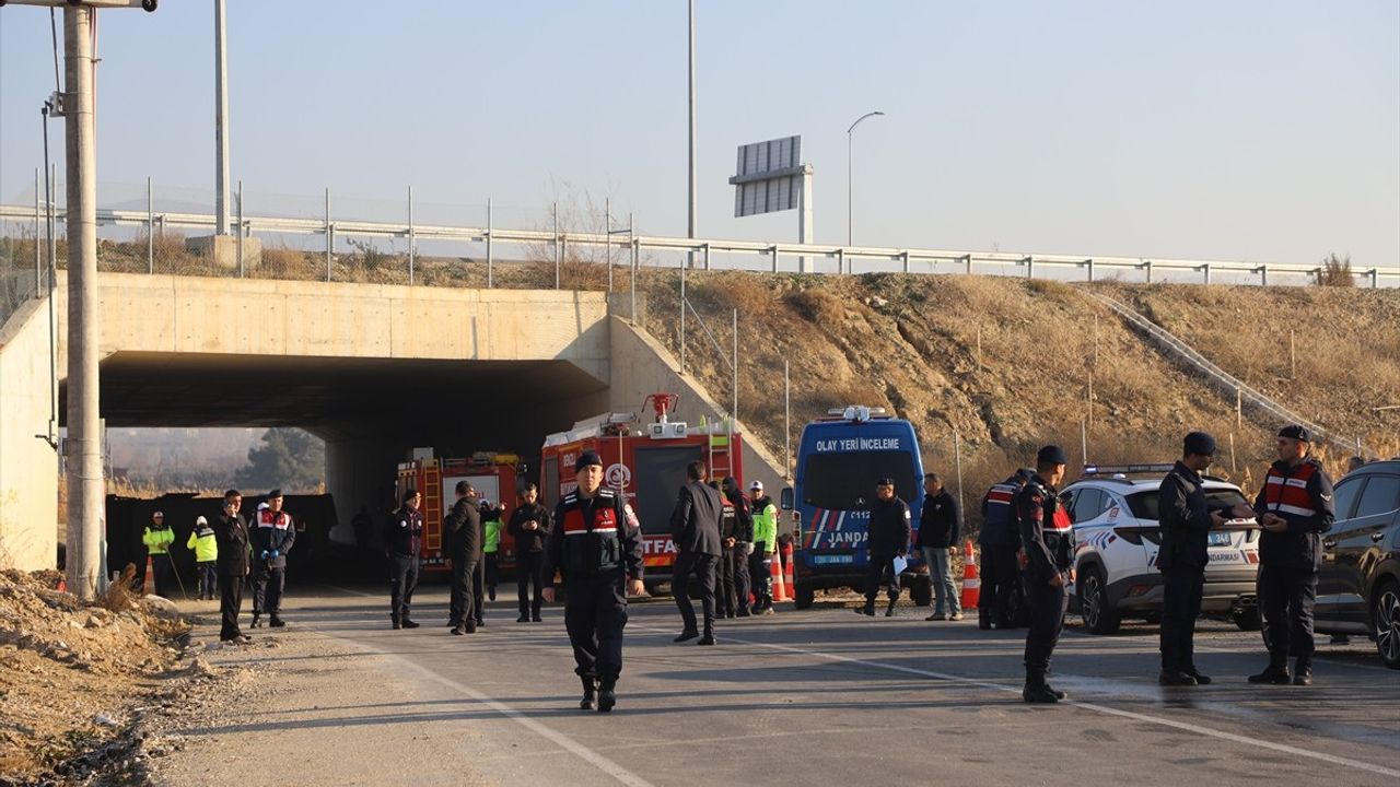 Denizli'de İşçi Servisi Devrildi: 4 Kişi Hayatını Kaybetti, 19 Yaralı