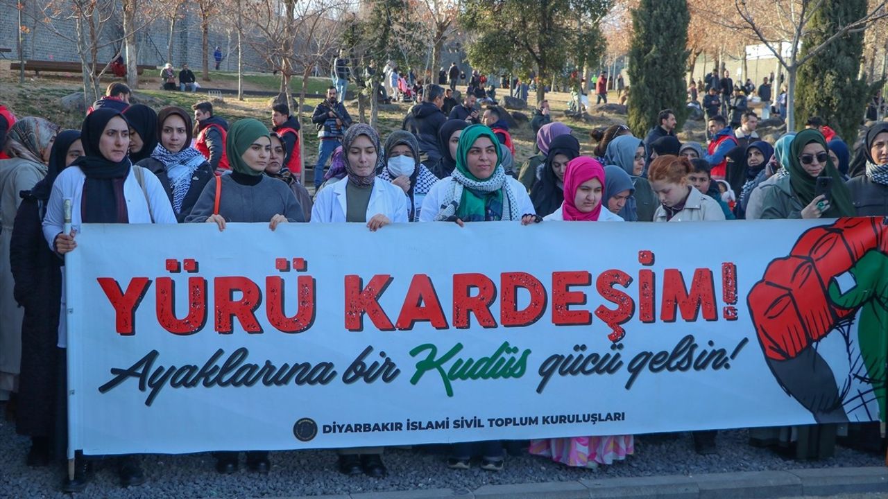 Diyarbakır'da Filistinli Doktor İçin Destek Yürüyüşü