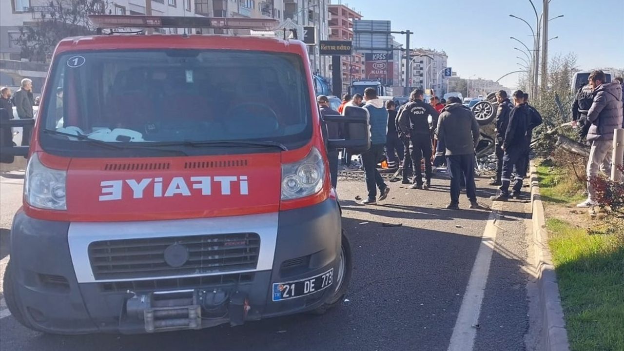 Diyarbakır'da Korkuluğa Çarpan Otomobilde 4 Yaralı