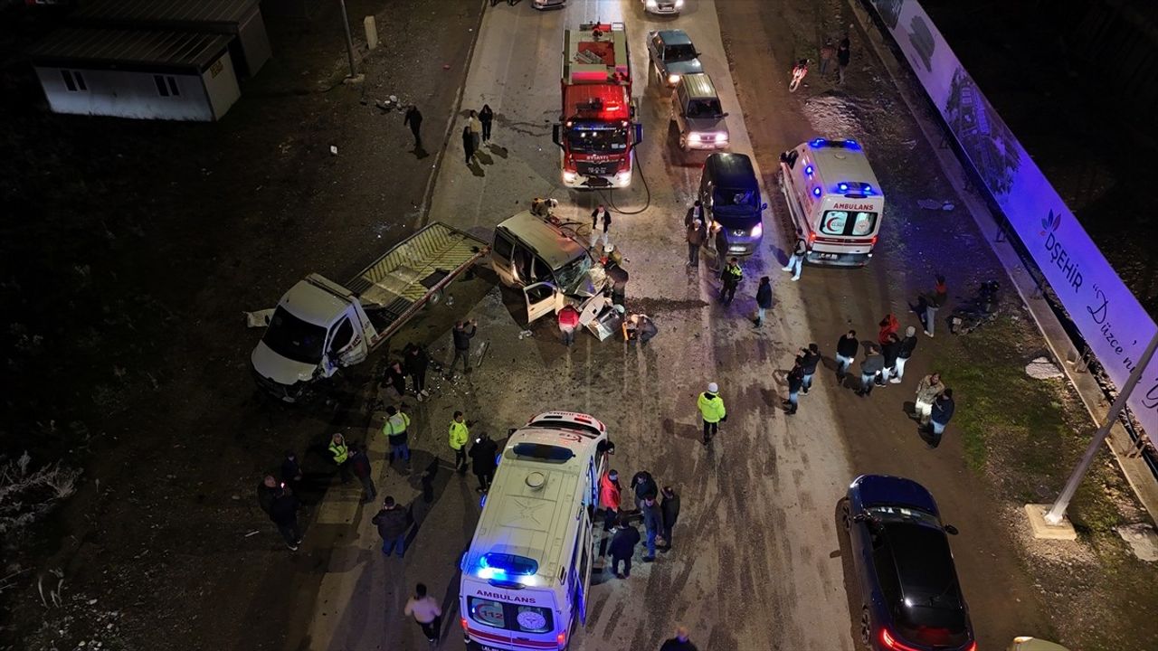 Düzce'de Üç Araçlı Trafik Kazası: 6 Yaralı